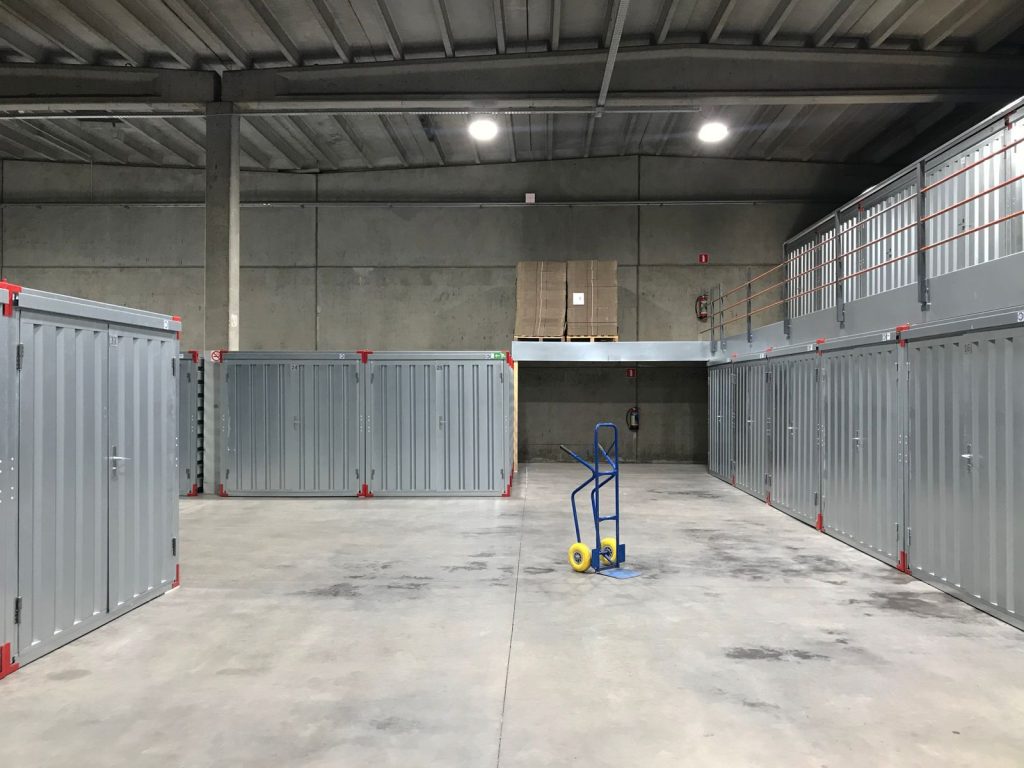 Opslagruimte met metalen opslagunits